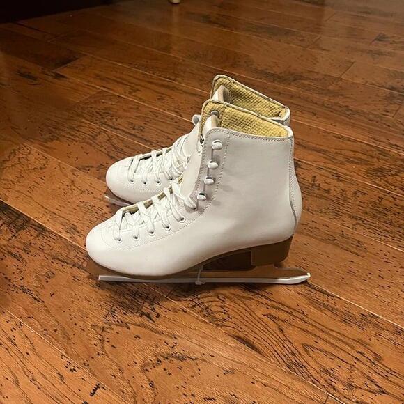 DBX Ice Skates, Size 6 - Picture 2 of 6
